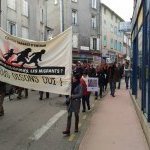 Les manifestants dans la rue des Arènes