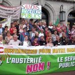 Sur le péron de l'hôtel de ville