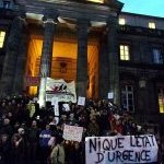 Sur les marches du palais de justice