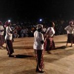 Spectacle de danse traditionnelle devant le public