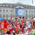 La foule se masse devant l'hôtel de ville