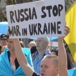 Des pancartes "Russia Stop War in UKraine" (…)