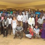 Photo de groupe avec les maires et la société civile